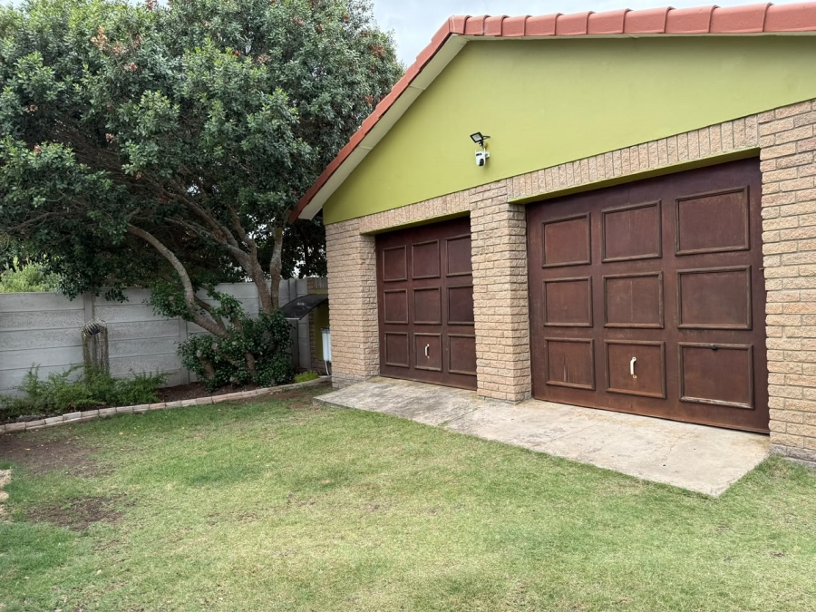 4 Bedroom Property for Sale in Fraaiuitsig Western Cape